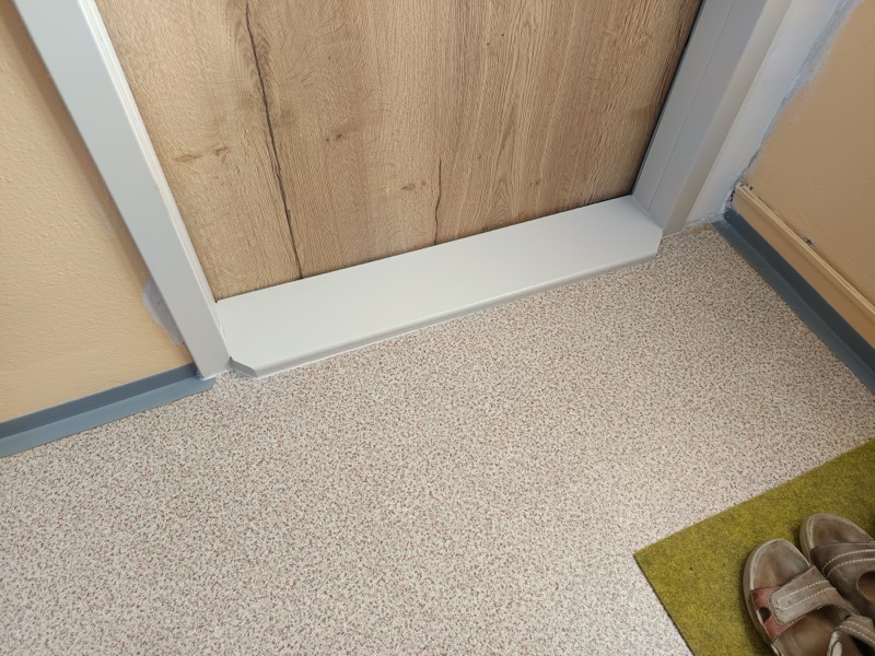 Práh u dveří - po opravě