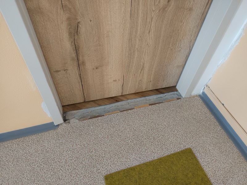 Práh u dveří - před opravou